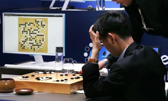 復(fù)盤階段李世石也在不停撓頭。