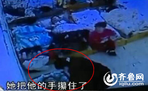 孩子午睡時(shí)候睜眼，老師攥住孩子的手，打臉。