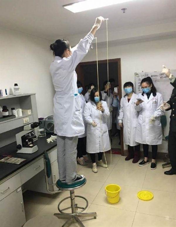 愛吃生肉惹的禍！男子體內(nèi)取出5米長寄生蟲(圖)