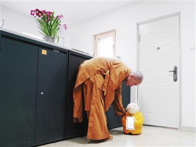 這個(gè)呆萌的機(jī)器僧要火：穿僧袍會佛法能開玩笑