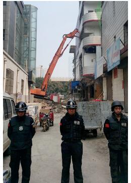 根據(jù)《太原市和小 店區(qū)平陽路街道親賢城中村改造拆遷安置補(bǔ)償方案》，結(jié)合親賢實際，親賢社區(qū)補(bǔ)償安置采取“商業(yè)用房安置+小戶型公寓住宅安置+貨幣補(bǔ)償”的方式，其中每分 （0.1 畝）置換商業(yè)用房50平方米+小戶型公寓住宅80平方米+貨幣補(bǔ)償20萬元人民幣。（拍攝：2015年9月17日）