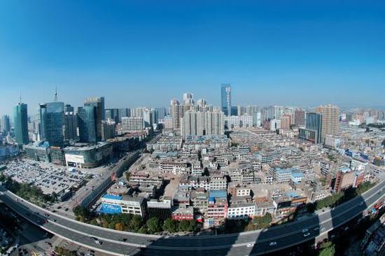 經(jīng)過4個多月的推進(jìn)，親賢社區(qū)的拆遷工作進(jìn)展緩慢，原定于2015年10月底完成的拆遷，在10月中旬時仍停留在對部分住戶進(jìn)行插花式拆除。(拍攝：2015年10月16日)