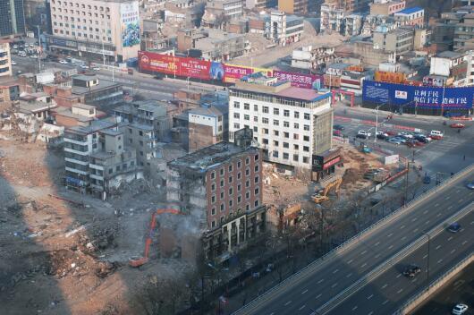 在“拆遷獎勵”等一系列政策的激勵下，親賢社區(qū)的改造步伐明顯加快。2015年12月初，親賢社區(qū)簽訂拆遷協(xié)議 374份，簽約率達(dá)90%，西北片區(qū)實現(xiàn)了拆遷大突破。(拍攝：2015年12月20日)