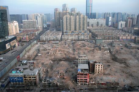 2016年元旦假期后的第一個工作日，記者從長風(fēng)大街某高樓俯瞰正在拆遷中的親賢西北片區(qū)。經(jīng)過半年多推進(jìn)，這一片區(qū)只留下十余處建筑等待拆除。(拍攝：2016年1月4日)