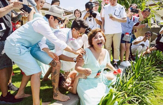 包貝爾婚禮時，賈玲和柳巖都出任伴娘