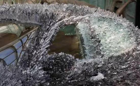 驚！車主用玻璃渣改裝瑪莎拉蒂