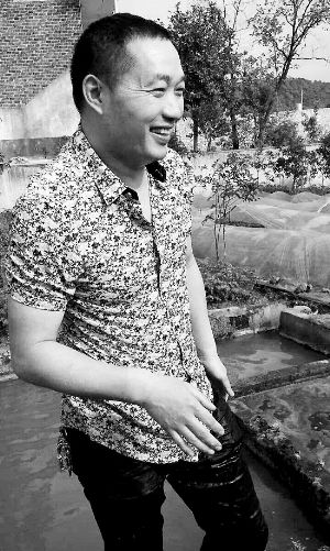 救出小孩上后，楊文利一身糞水。