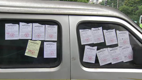 面包車上滿滿貼了14張罰單。