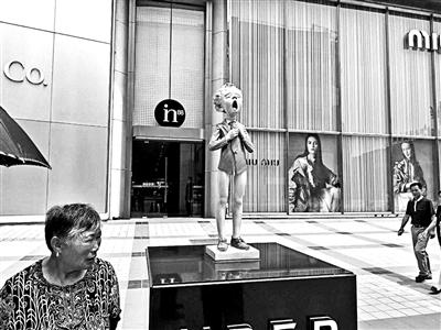 王府井in88購物中心西側(cè)，“小男孩”下半身衣不遮體