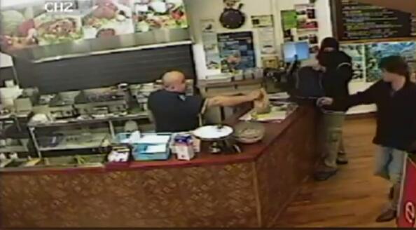 燒烤店老板走紅網(wǎng)絡 表現(xiàn)淡定不理會搶劫