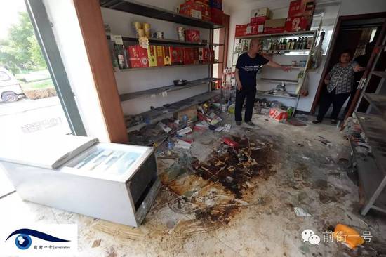 家里小賣部現(xiàn)在已經(jīng)一片混亂。