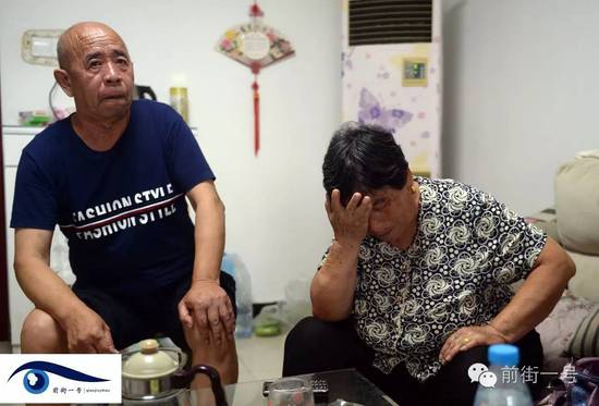 李亞榮的公婆談及李亞榮時(shí)淚流不止。