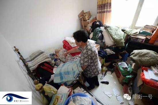 李亞榮的婆婆在收拾房間。