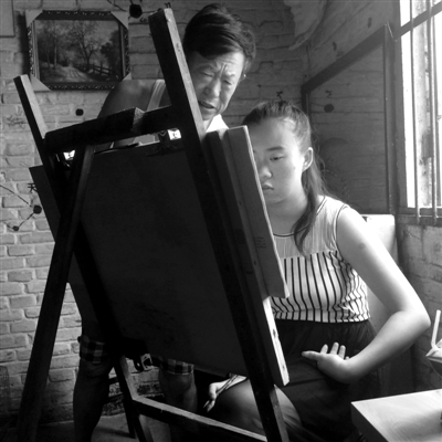 　女兒畫畫，父親在一旁指導