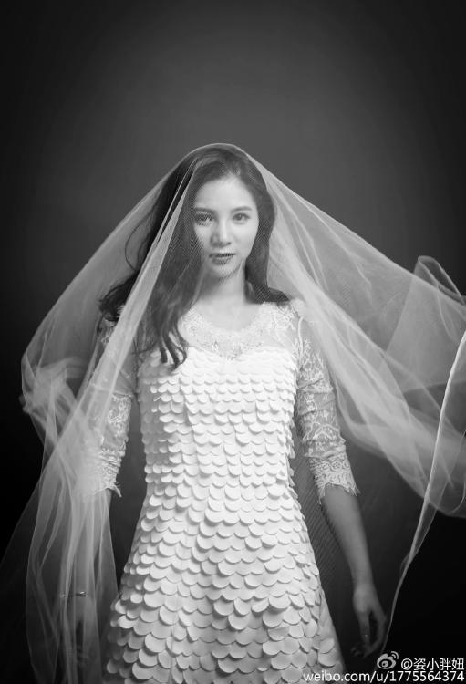 何姿秀黑白婚紗寫真 長發(fā)飄飄美麗動(dòng)人