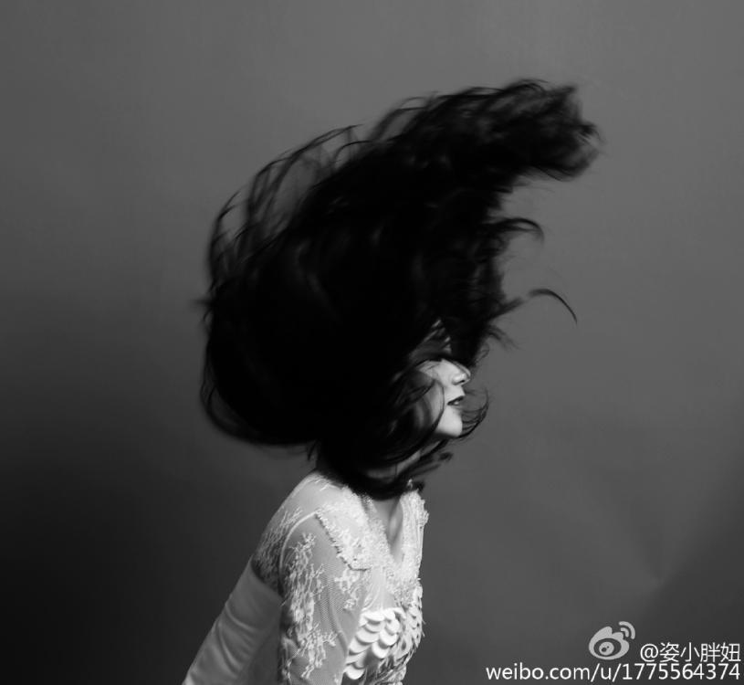 何姿秀黑白婚紗寫真 長發(fā)飄飄美麗動(dòng)人