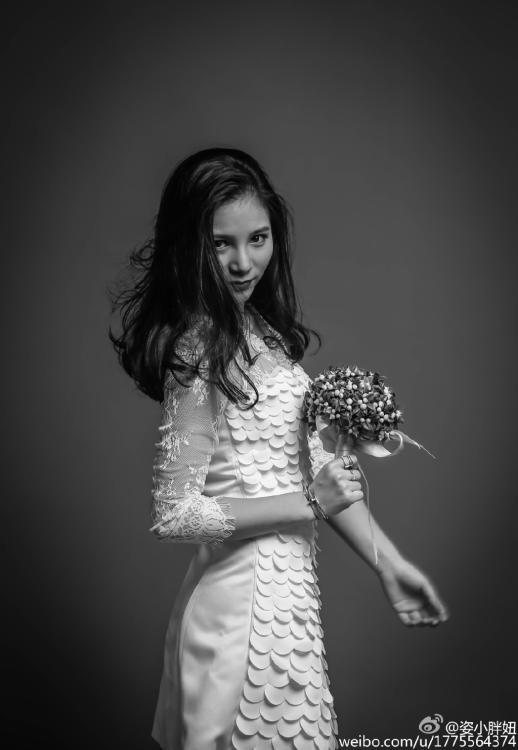 何姿秀黑白婚紗寫真 長發(fā)飄飄美麗動(dòng)人