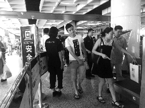 南京地鐵新街口站，大多數(shù)市民自覺配合安檢