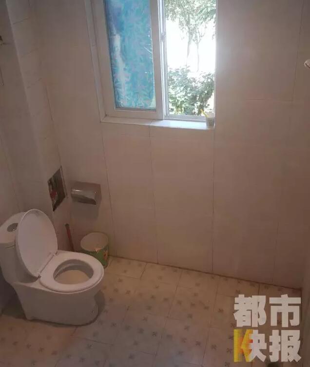 西安市戶縣草堂鎮(zhèn)的李家?guī)r村，有多戶人家經(jīng)營著農(nóng)家樂，但昨晚發(fā)生的這件事情打破了這里的寧靜。村民：“縣上的、鎮(zhèn)上的警察，還有村干部好多人在那兒，說是女的在衛(wèi)生間生產(chǎn)，把娃從窗子扔下來?！鞭r(nóng)家樂員工：“(聽說)直接從二樓扔下來了，呀，太殘忍了。”昨晚的事，很多人今早才聽說，震驚之余更感到惋惜。記者今天在高冠西五巷口找到了大家所說的農(nóng)家樂，一夜過去了，作為和那名女顧客有過交集的老板娘，心情仍然很沉重。