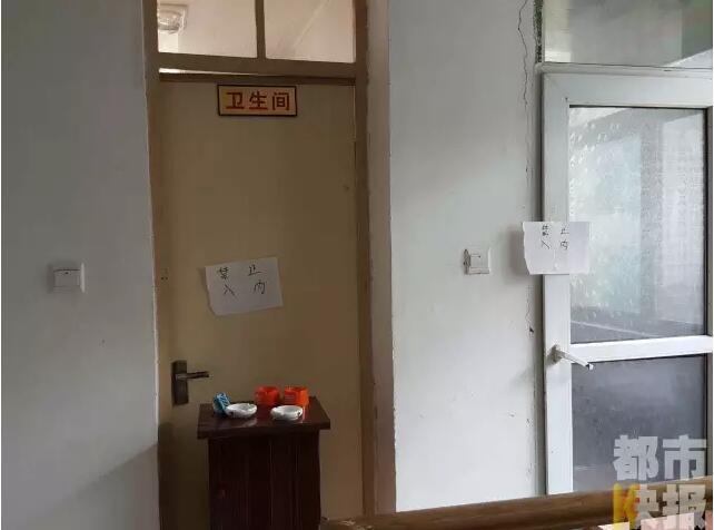 當(dāng)馮女士走出大門，繞到院子的側(cè)面時，衛(wèi)生間窗戶下方草叢中的一幕，讓她驚出了一身冷汗。農(nóng)家樂老板娘馮女士：“就是孩子，旁邊帶著胎盤?！弊蛲硎稽c半事發(fā)后，馮女士報了警，很不幸，男嬰已經(jīng)死亡。涉及的兩個房間，暫時被封鎖，里面已經(jīng)清理干凈。隨后記者也從轄區(qū)草堂派出所了解到，這兩男一女三人是朋友關(guān)系，女子的年齡大概是二十二三歲。該女子事發(fā)后被送往醫(yī)院，同行的兩名男子當(dāng)時被警方帶去派出所接受了筆錄調(diào)查后，已經(jīng)離開了派出所。