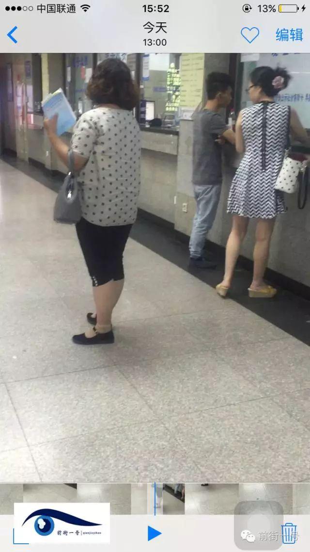 該女子在大廳內(nèi)徘徊發(fā)現(xiàn)女患者便主動上前搭訕。