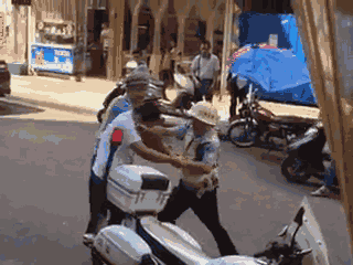 嫌疑男子涉嫌無證駕駛摩托車，且車輛違規(guī)加裝遮陽傘并在行駛時不戴安全頭盔，辱罵毆打執(zhí)法交警。 本文圖片均來自 廣西梧州在線警務