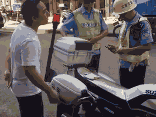 廣西梧州一男子騎車違法加裝遮陽傘，辱罵腳踹執(zhí)法交警被拘