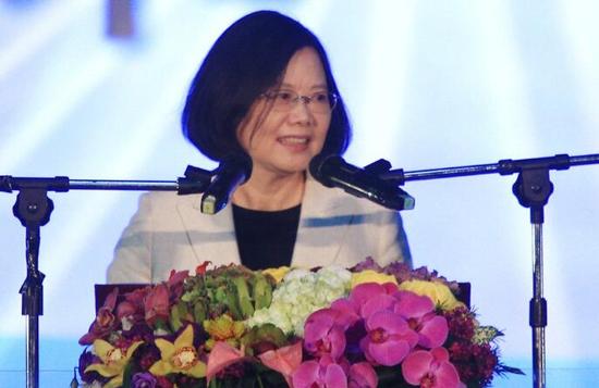 蔡英文向教師溫情喊話教師嗆：太晚了?。▓D片來源：臺(tái)灣《聯(lián)合報(bào)》）