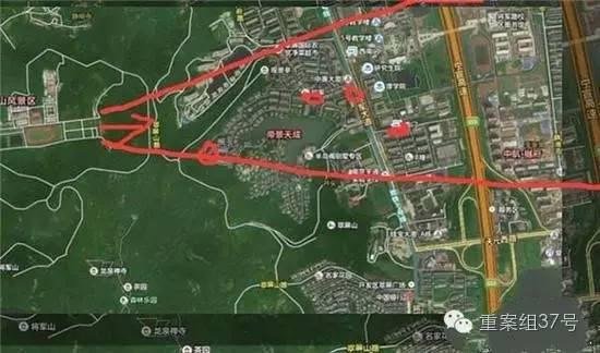 射擊場子彈射出方向（紅箭頭）有多個居民小區(qū) 。 圖片來源：交匯點(diǎn)新聞