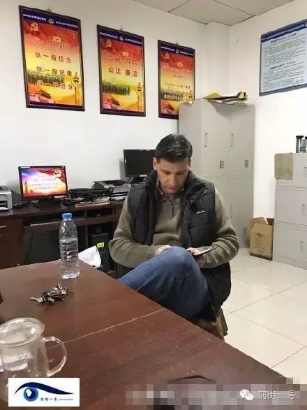 該外籍男子在派出所接受詢問。（網(wǎng)友供圖）