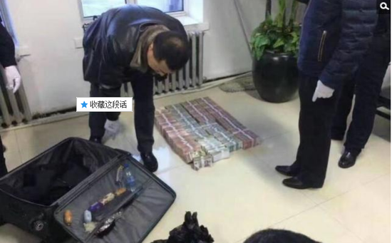 京華時(shí)報(bào)訊昨天凌晨1點(diǎn)左右，黑龍江省密山市一銀行金庫(kù)發(fā)生搶劫案。一名身穿迷彩服男子準(zhǔn)備劫取現(xiàn)金時(shí)被發(fā)現(xiàn)，致一名金庫(kù)值守人員死亡，隨后棄款而逃。目前，該男子尚未歸案，案件正在全力偵辦中。