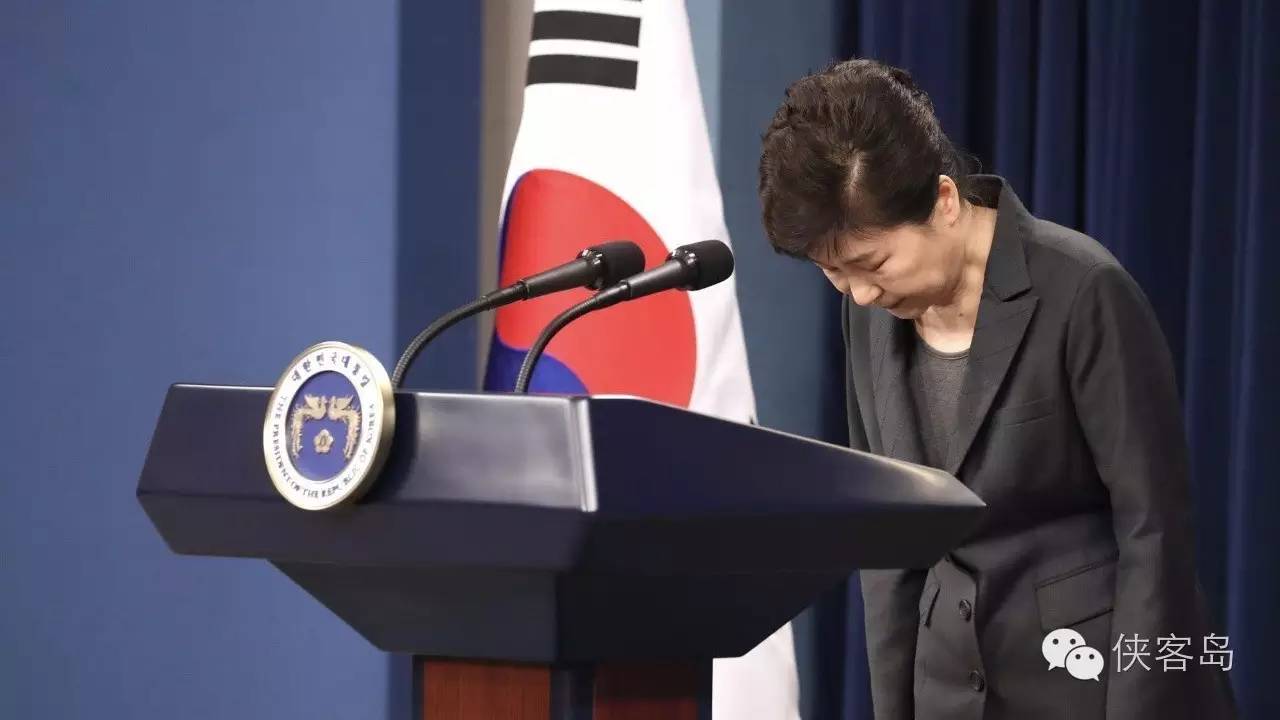 “任憑風(fēng)吹浪打，我自巋然不動(dòng)”，樸槿惠對(duì)于這句詩(shī)應(yīng)該是心有戚戚焉。