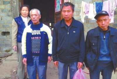 已被判死緩、在獄中服刑的4個村民的家人一直在為兒子喊冤。圖片來自網(wǎng)絡(luò)