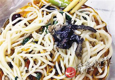 照片顯示，酸菜肉絲面有疑似老鼠腿物體。(圖片來(lái)自網(wǎng)絡(luò))