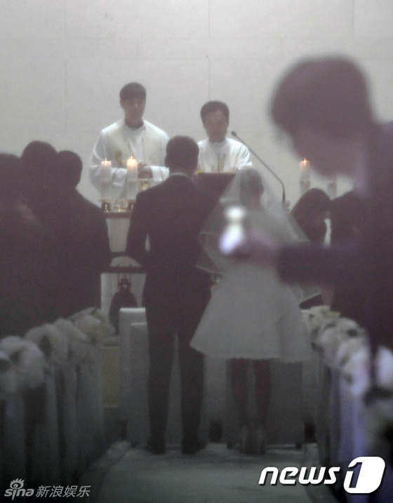 金泰?；槎Y照曝光 穿短裙手挽Rain做彌撒