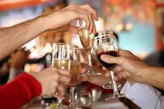 男子拼酒憋爆食管 你還敢這樣喝酒嗎？(組圖)