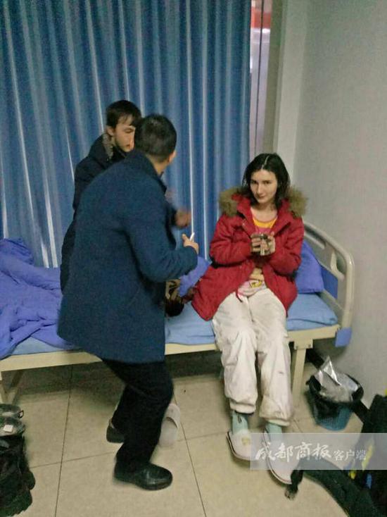 王利鑫說，醫(yī)院工作人員考慮到他們遠(yuǎn)道而來，于是給他們倒上熱水，并試圖打手勢(shì)交流。但費(fèi)了好大勁，也沒辦法搞明白對(duì)方的情況，只好向社區(qū)民警求助。翠屏區(qū)西城派出所兩位民警迅速趕到，但雙方仍然語言不通，無法交流。民警見兩名年輕人并無惡意，只好離開了。折騰到晚上10點(diǎn)左右，還是沒辦法溝通。而醫(yī)院作為醫(yī)療機(jī)構(gòu)，又不能留宿不明來歷的外國(guó)人。王利鑫只好帶著懂英語的女婿趕到，交流得知對(duì)方是一對(duì)來自俄羅斯的小夫妻。“他們說到中國(guó)‘窮游’，打算從成都到昆明，結(jié)果坐順風(fēng)車來到了宜賓，卻沒錢住賓館?！蓖趵胃嬖V成都商報(bào)客戶端記者，兩個(gè)年輕人不懂漢語，正好看到中山醫(yī)院標(biāo)識(shí)，就闖進(jìn)來打算求宿一晚。