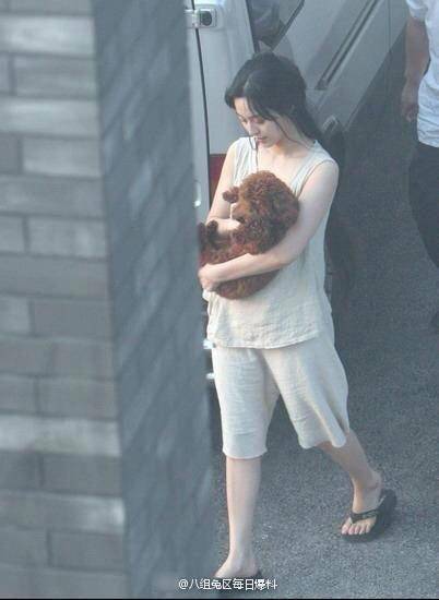 范冰冰穿睡衣遛狗 被指披個"麻袋"也很美 范冰冰穿睡衣遛狗 被指披個"麻袋"也很美