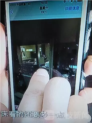 酒店前廳負責人李經理：我們去詢問過，警察也詢問過，警察有錄音，他說他沒有錄像，第一個人說肯定沒有錄像，第二個人沒有口頭保證。對于何女士反映的晚間玻璃外墻變成“鏡子”反光的情況子。負責人表示，在客人入住酒店的時候，酒店工作人員一般會對客人進行提醒，要求客人將房間的窗紗全部關閉，不過這一說法卻遭到了何女士的否認。酒店前廳負責人李經理稱，這個雙層玻璃的設計是環(huán)保設計，冬暖夏涼，如果是單層冬天會非常冷。