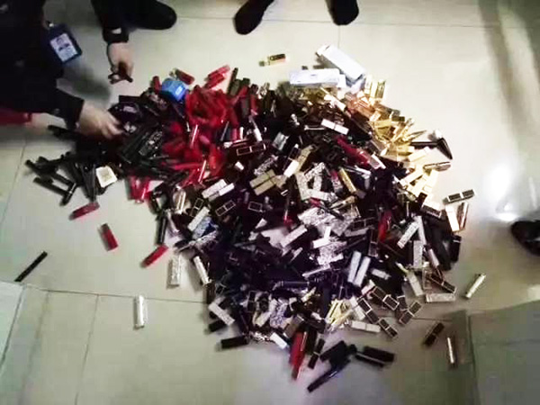 民警搜查出來(lái)的口紅。