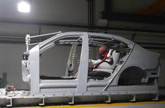 中國(guó)兒童汽車安全座椅市場(chǎng)一度沒(méi)有國(guó)家標(biāo)準(zhǔn)。圖為汽車用兒童安全座椅進(jìn)行撞擊實(shí)驗(yàn)