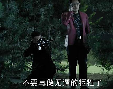 《人民的名義》原著小說(shuō)有這么一段：趙瑞龍要找殺手殺了侯亮平，結(jié)果趙瑞龍的三姐發(fā)話：侯亮平要是死了趙瑞龍也要死!這就說(shuō)明了大boss趙立春沒(méi)把握在侯死后的各方反應(yīng)中護(hù)住兒子趙瑞龍，因此，這就告訴了讀者，侯亮平的背景絕對(duì)不比趙立春差!