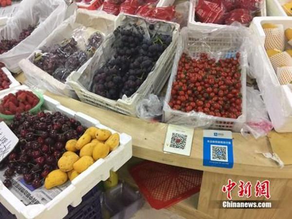 某水果攤，收款二維碼貼在顯眼位置。中新網(wǎng) 吳濤 攝