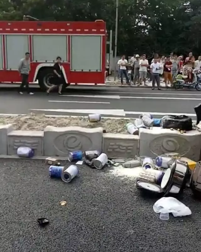 不值！小車四腳朝天司機(jī)身亡 死者只為偷幾罐奶粉