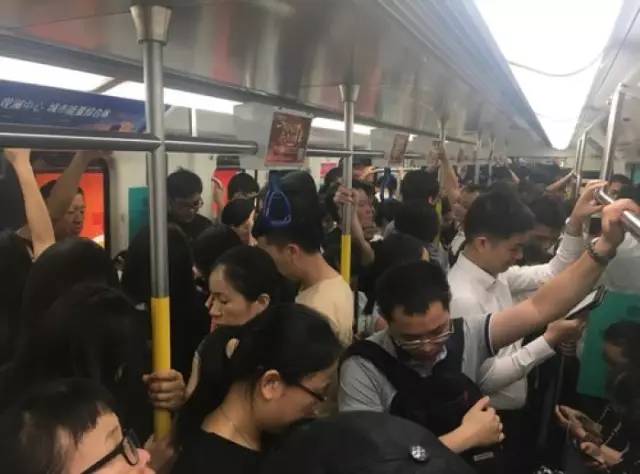 尷尬了！深圳地鐵首開女性車廂 結果塞滿男乘客
