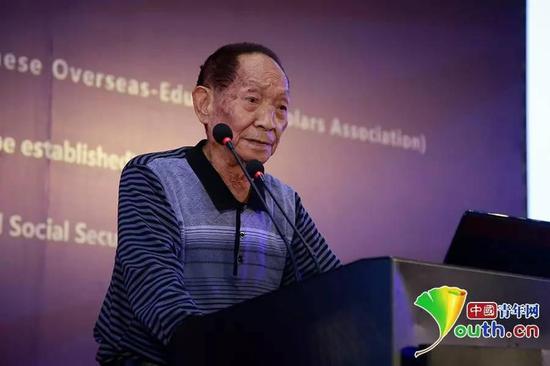 袁隆平院士在第十屆海外高層次人才座談會暨海外院士青島行“雁棲湖論壇”中發(fā)言。 中國青年網(wǎng)記者 李拓攝