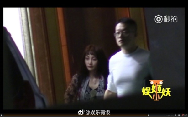 姚笛兩個字承認戀情 收大捧鮮花笑容燦爛 姚笛兩個字承認戀情 收大捧鮮花笑容燦爛