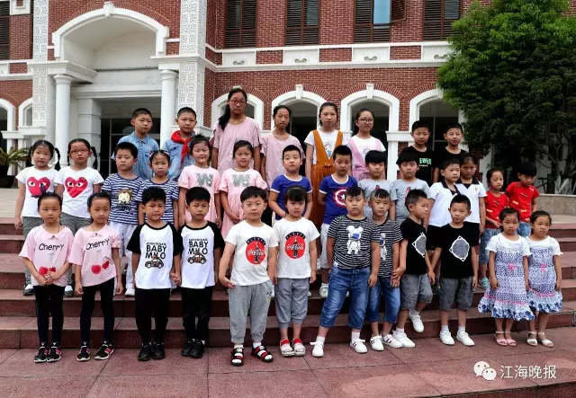  （一年級(jí)新生13對(duì)雙胞胎和初一新生4對(duì)雙胞胎一起合影。）