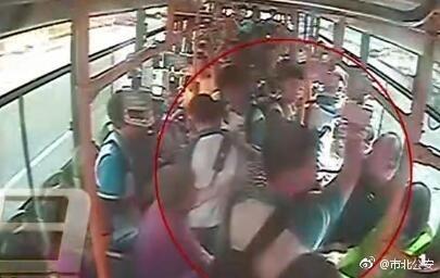 視頻截圖：青島男子嫌讓座慢腳踹掌摑學生。圖片來源：青島市公安局市北分局官方微博