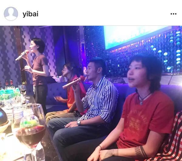 王菲母女跟李榮浩一起唱K，竇靖童的表情亮了